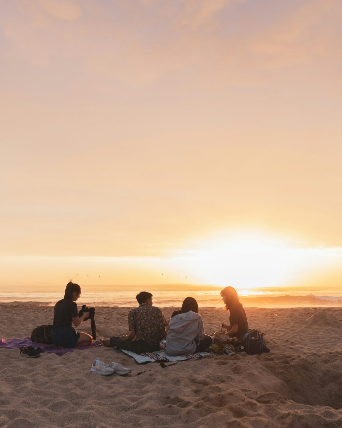 Amigos compartiendo al atardecer